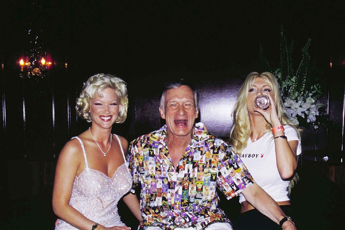 Kobiety Hugh Hefnera. Mówił, że kiedy był żonaty, nie zdradzał... ale czy ktoś mu wierzy?