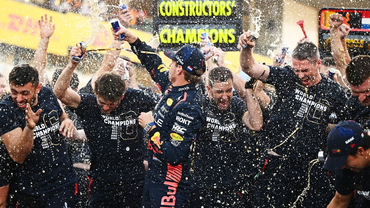 Max Verstappen świętujący tytuł z Red Bullem