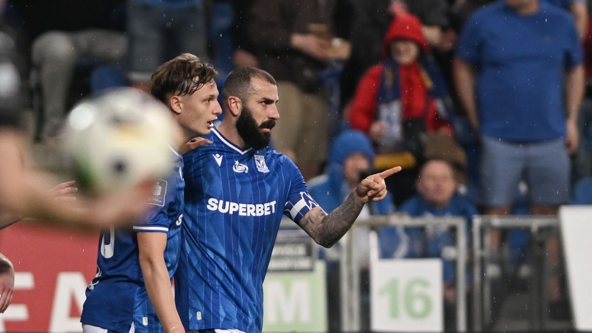 PAP / Jakub Kaczmarczyk / Na zdjęciu: zawodnik Lecha Poznań Mikael Ishak cieszy się z bramki strzelonej na 1:0 podczas meczu 29. kolejki piłkarskiej Ekstraklasy z Cracovią