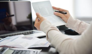 Jak finansowanie faktur można wykorzystać w różnych branżach?