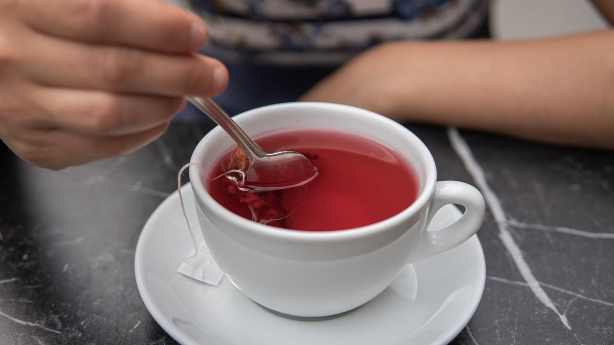 Zapomnij o cukrze i miodzie! Ten naturalny dodatek przegoni goryczkę z herbaty