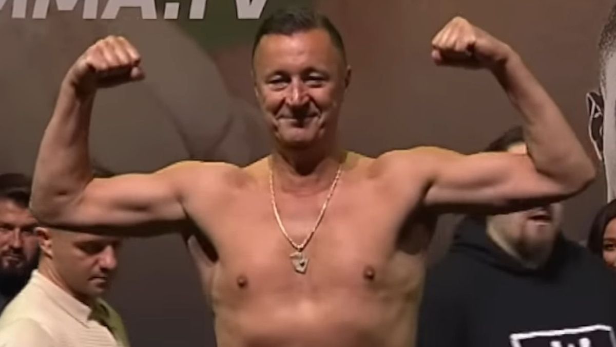 Na zdjęciu Tomasz Hajto w trakcie ceremonii ważenia