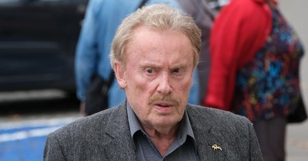 Porusza się o kulach. Żona mówi, w jakim jest stanie