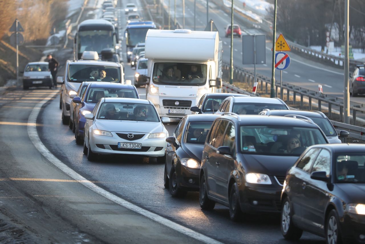 Zakaz samochodów spalinowych. KE zmieni plan? Nowe informacje