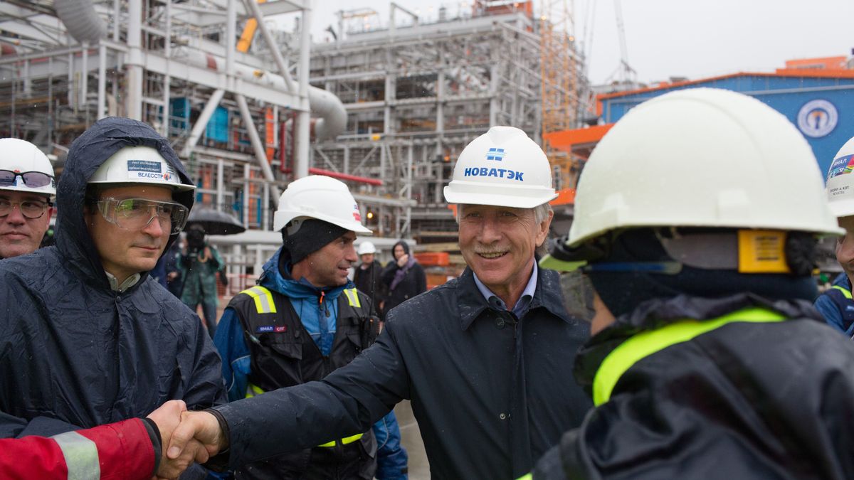 Novatek Billionaire Leonid Mikhelson Visits New Yamal LNG Plant
Leonid Mikhelson, billionaire and chief executive officer of Novatek PJSC, center, greets fellow attendees during a ceremony to mark the official opening of the second train of the Yamal LNG plant, operated by Novatek PJSC, in Sabetta, Russia, on Thursday, Aug. 9, 2018. Novatek is one of the largest independent natural gas producers in Russia. Photographer: Andrey Rudakov/Bloomberg via Getty Images
Bloomberg
EMEA, Markets, Gas, Energy, Business Finance and Industry, Russia