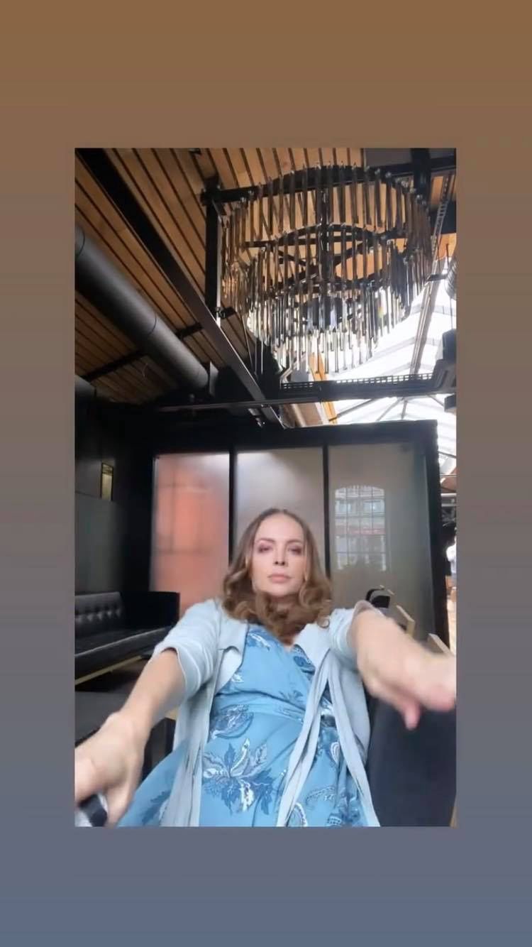 Anna Wendzikowska promuje produkty pośladkami
