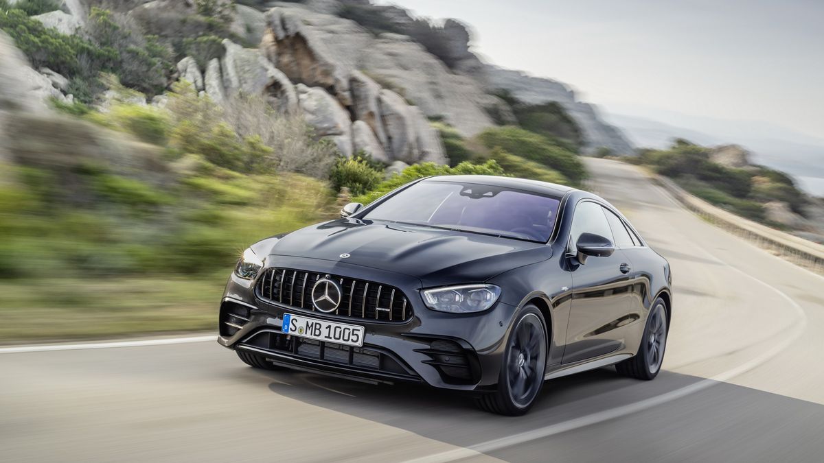 Odświeżoną E-klasę poznacie po zmienionej atrapie chłodnicy i nowych reflektorach,