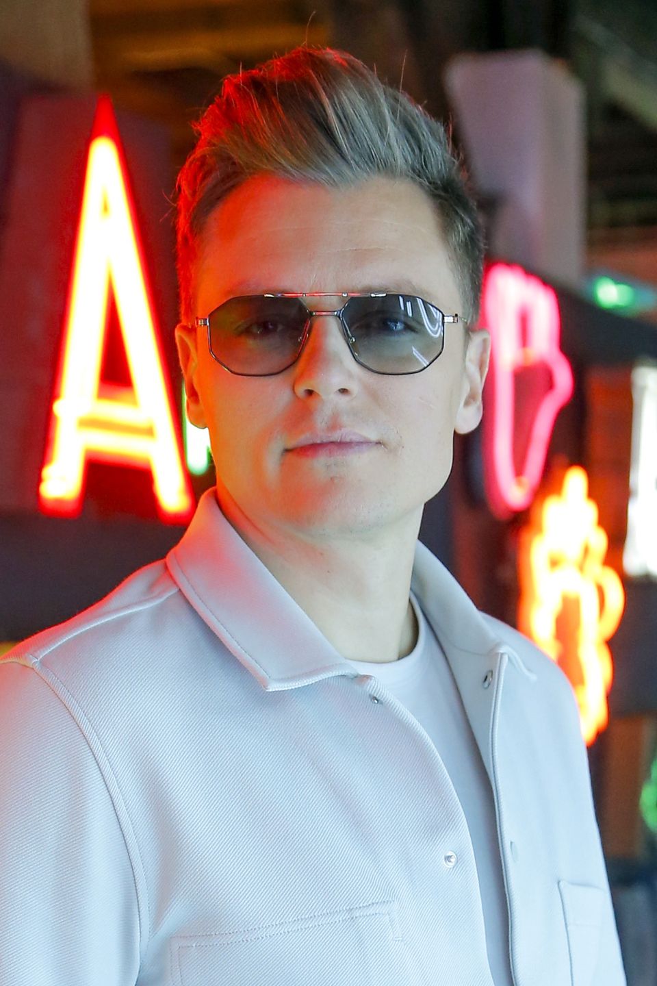 Rafał Brzozowski trzaska sobie sesję w Muzeum Neonów