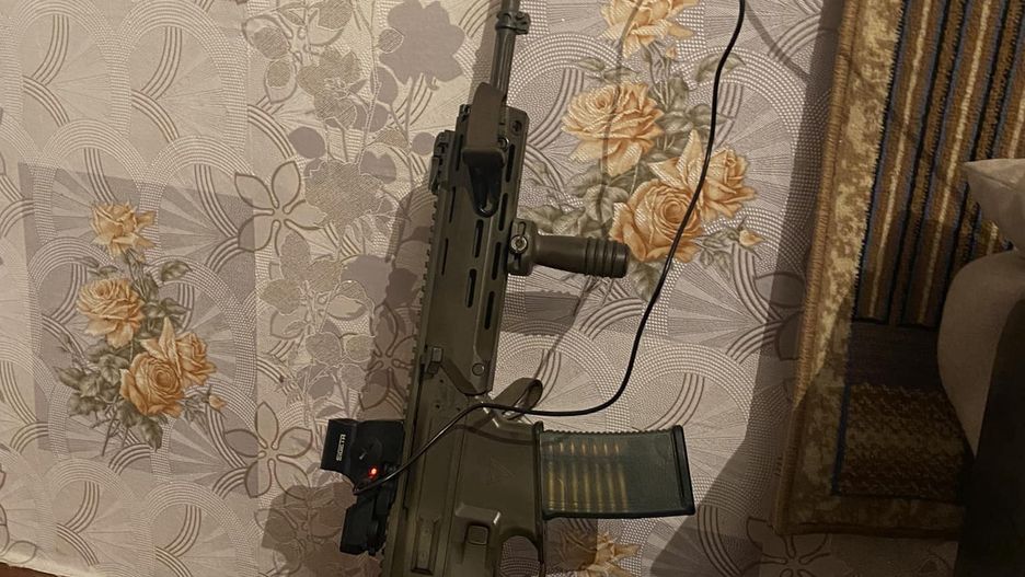 Izraelski ochotnik z karabinkiem Grot C16 FB-A1 z zamontowanym celownikiem kolimatorowym SIGETA AntiRU-02 podczas ładowania baterii.