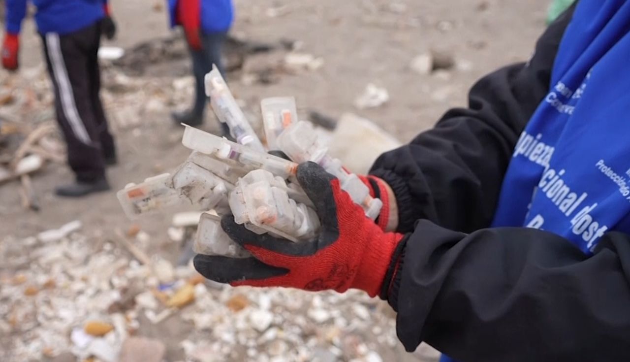 Zaskakujące odkrycie w Peru. Tysiące niemieckich szczepionek na plaży