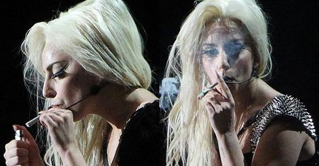 Gaga pali skręta na scenie!