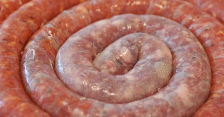 Surowa kiełbasa wieprzowa (mięso, pęto, burgery)