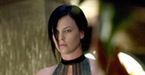 Charlize Theron trzyma Oscara w toalecie