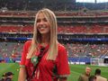 Piękna aktorka błyszczy na stadionach MŚ. Wiesz, kim jest jej narzeczony?