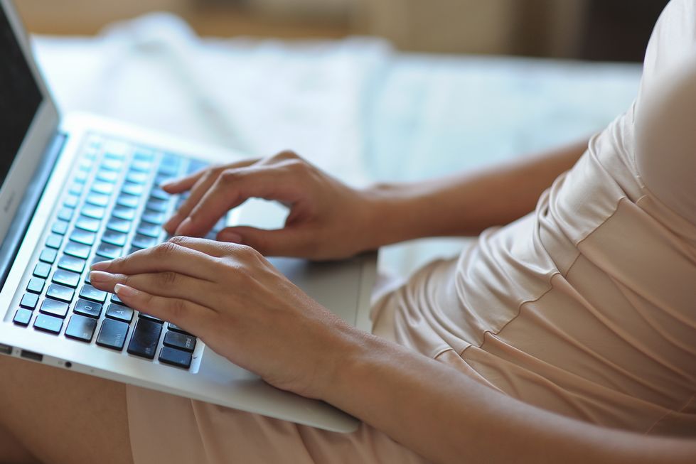 Zdjęcie dziewczyny piszącej na klawiaturze pochodzi z serwisu Shutterstock.