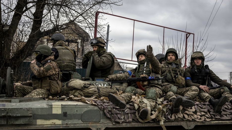 Wojna w Ukrainie - sytuacja w Kijowie i okolicachUkrainian troops and armored vehicles rolled through the recently recaptured town of Bucha, northwest of Kyiv, Ukraine, on Wednesday, April 6, 2022. As Russian forces retreated from the area in the past week, mounting evidence of killings and mistreatment of civilians has emerged. (Ivor Prickett/The New York Times)IVOR PRICKETT