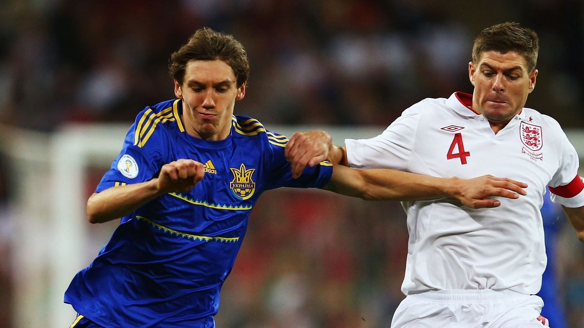 Getty Images / Na zdjęciu: Denysz Harmasz (L) i Steven Gerrard (P) w meczu reprezentacji Ukrainy i Anglii