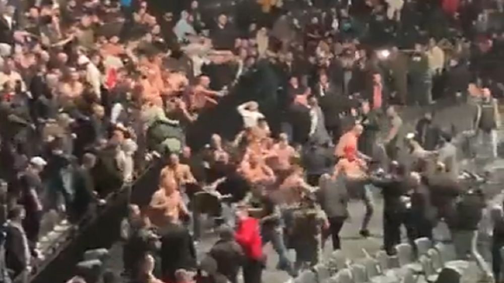 Zdjęcie okładkowe artykułu: Twitter / Zamieszki kibiców przerwały pojedynek rewanżowy Hari - Wrrzosek w Belgii