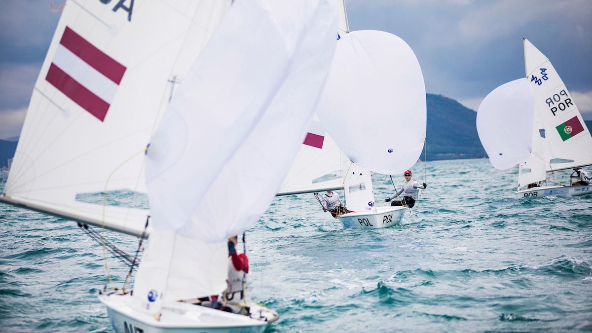 Materiały prasowe / Tomas Moya / Sailing Energy / World Sailing / Na zdjęciu: Seweryn Wysokiński (z lewej) i Mateusz Jankowski (z prawej) na jachcie klasy 420