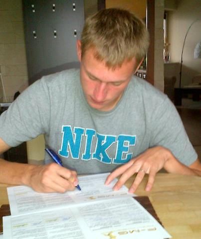 Eduards Visnakovs podpisuje umowę o współpracy z Przemysławem Pantakiem