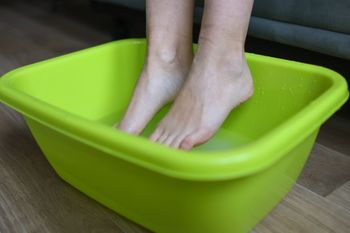 Wlej do miski i wymocz stopy. Zapomnisz o szorstkich piętach