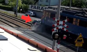 Nastolatkowie wjechali pod pociąg. Wstrząsające nagranie z Częstochowy