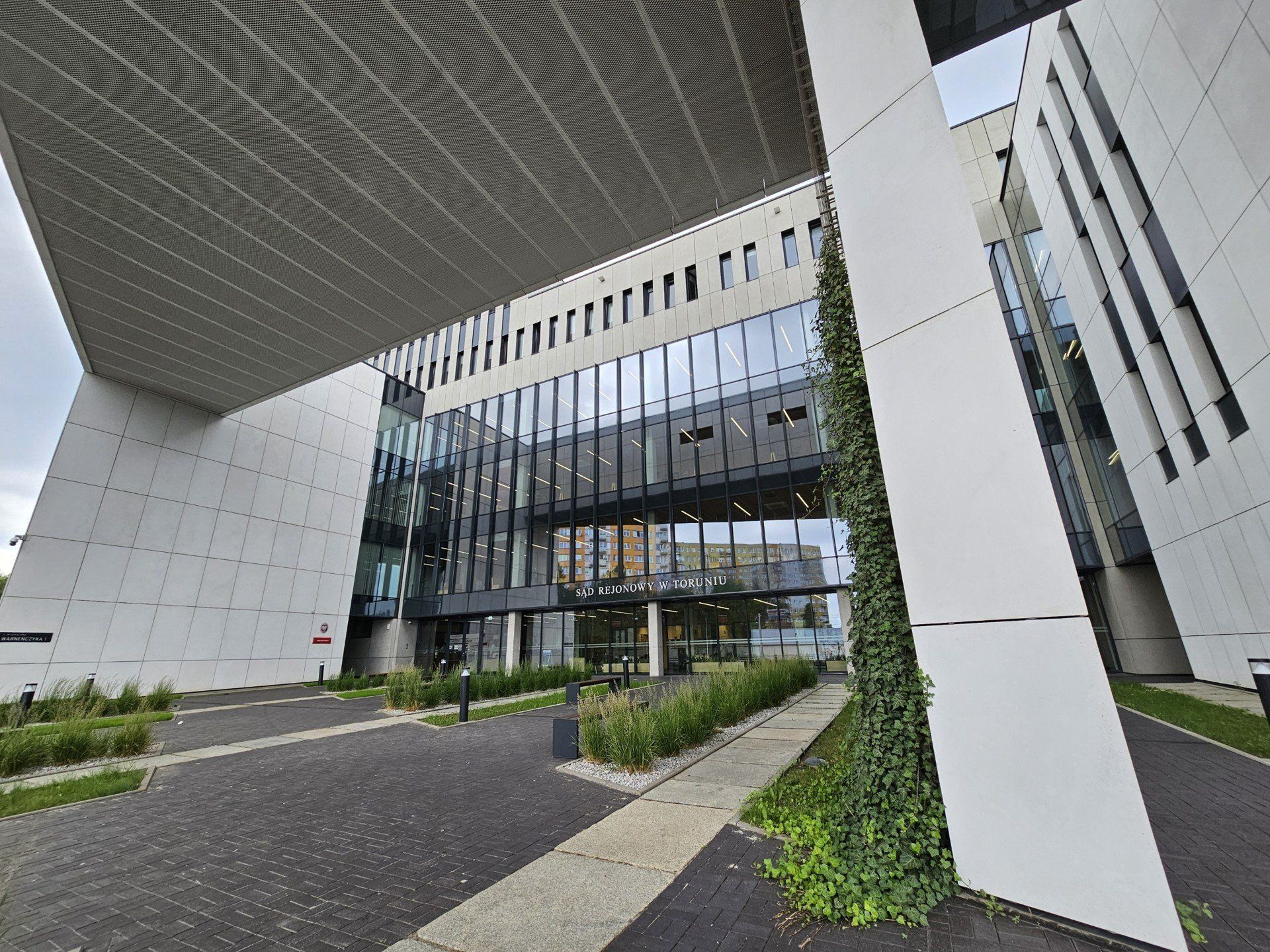 Ataki na ratowników medycznych to plaga w całym kraju w tym roku. W sądach dla sprawców nie ma jednak &#34;zmiłuj&#34;, nawet jeśli - jak Sławomir T. - po otrzeźwieniu skruszeni się kajają. Torunianin groził śmiercią ratownikom przy ul. Podgórnej. Leżał tu na chodniku i krwawił, a oni przyjechali go ratować...