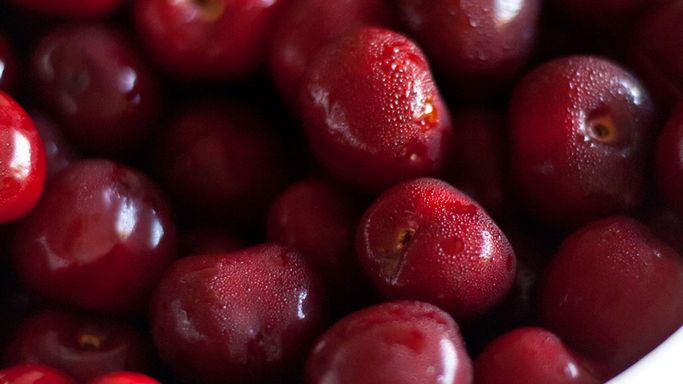 Czereśnie w puszce w lekkim syropie (owoce i płyn)