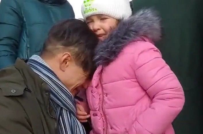 Żegna się z córką podczas ewakuacji do Federacji Rosyjskiej. Nagranie obiegło sieć
