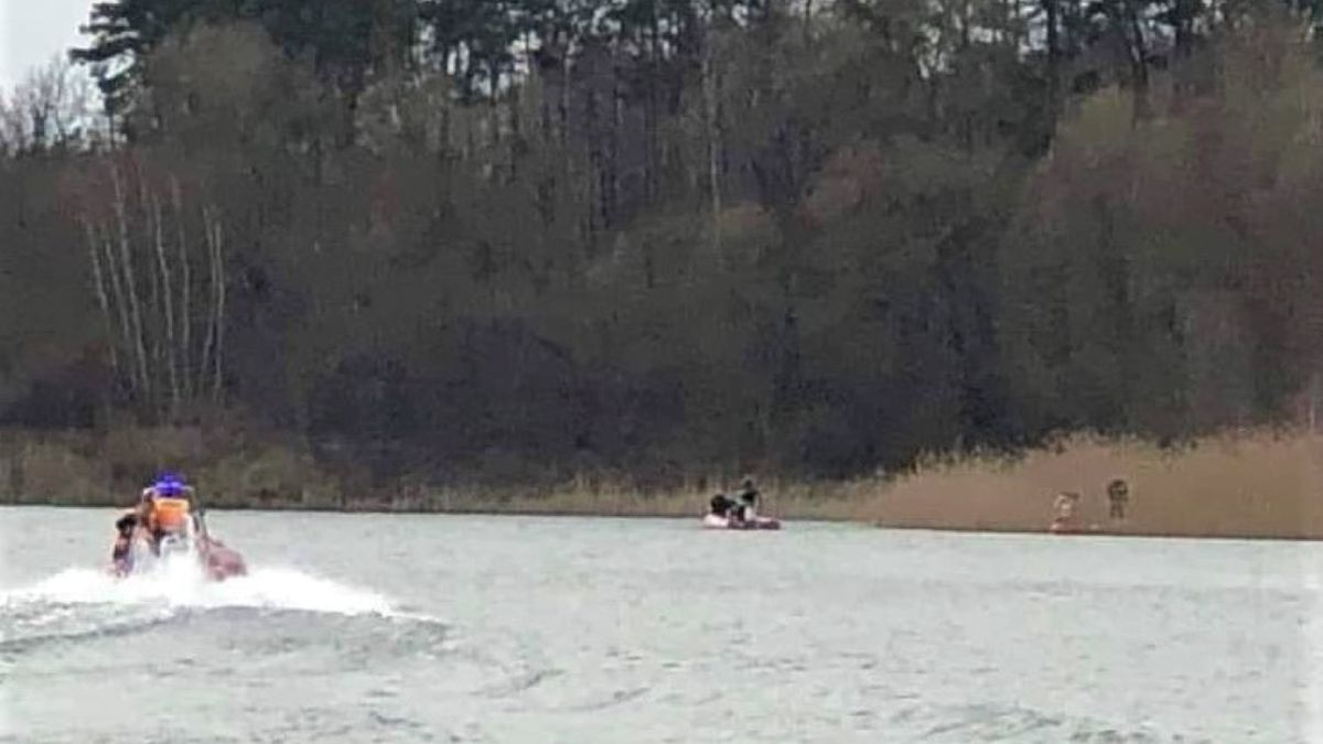 Mężczyznę znaleziono w zaroślach w jeziorze 