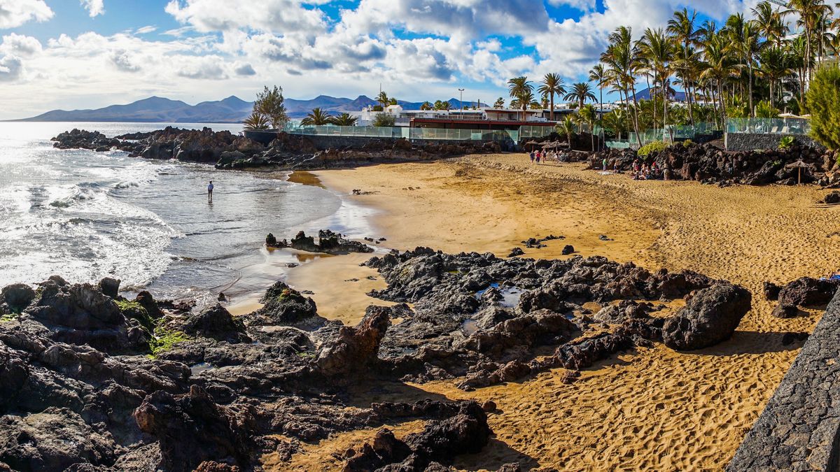 Playa Chica w Puerto del Carmen na wyspie Lanzarote