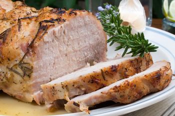 Zamiast przepłacać, piekę w domu. To najlepszy schab na kanapki