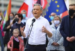 Robert Biedroń zapowiada "nowe otwarcie". Konferencję przerywa mu starsza kobieta