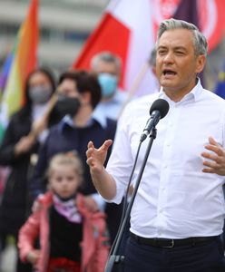 Robert Biedroń zapowiada "nowe otwarcie". Konferencję przerywa mu starsza kobieta