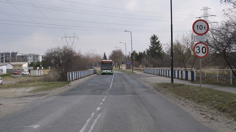 Autobus linii nr 1 na moście na ul. Żeglarskiej
