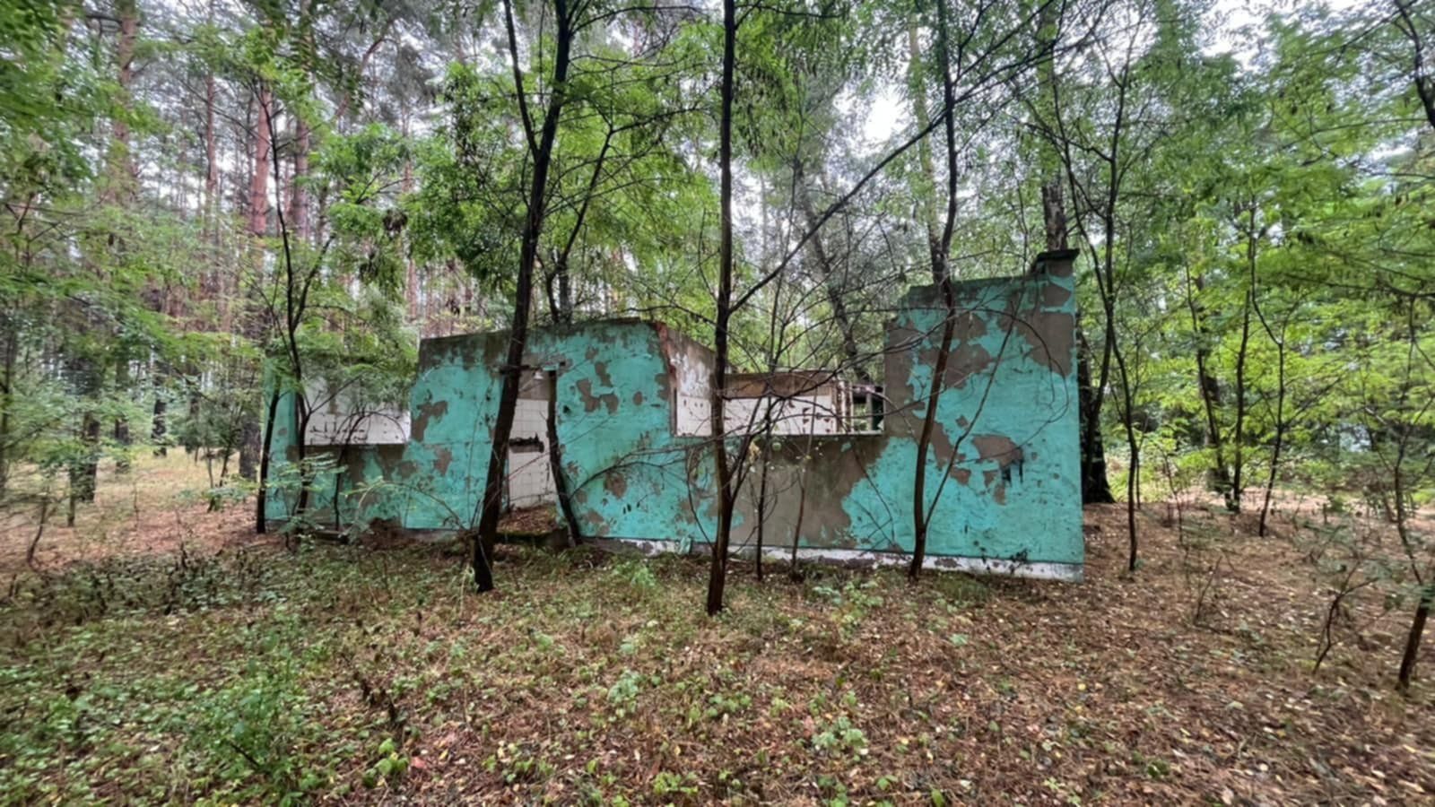 Kiedyś ten ośrodek tętnił życiem, a ci, którzy tutaj wypoczywali, do dziś wspominają swoje wakacje w tym miejscu z nostalgią. Obecnie to groźna ruina.