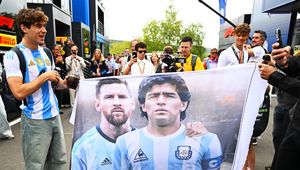 Sceny przed wyścigiem F1. Nagle wywiesił baner z Messim i Maradoną