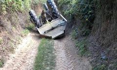 Dachował ciągnikiem. Zaatakowały go groźne owady