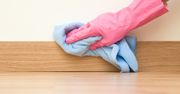 Spryskaj tym listwy przypodłogowe. Unikniesz uporczywego szorowania