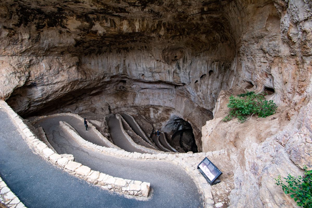 Jaskinia w Parku Narodowym Carlsbad Caverns cieszy się popularnością wśród turystów 