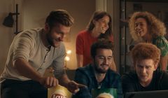 Kuba Błaszczykowski przed telewizorem reklamuje promocję Lay’s z VoD.pl i Cinema City (wideo)
