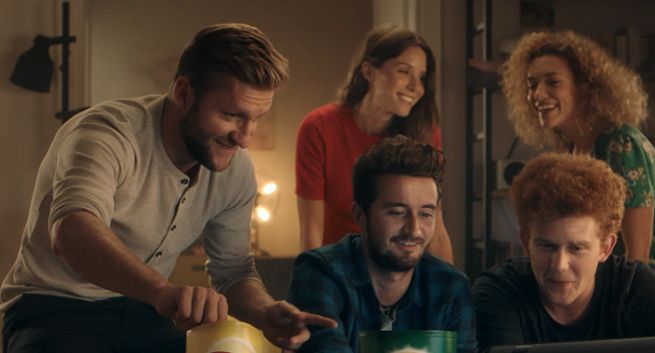 Kuba Błaszczykowski przed telewizorem reklamuje promocję Lay’s z VoD.pl i Cinema City (wideo)