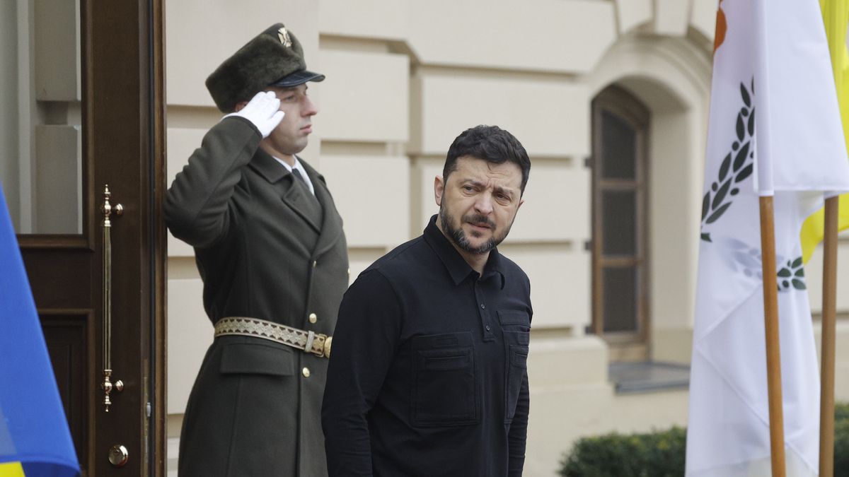 Cypriot President Nikos Christodoulides visits Ukraine
epa12569709 Ukrainian President Volodymyr Zelensky waits for the arrival of Cypriot President Nikos Christodoulides (not pictured) for their meeting in Kyiv, Ukraine, 04 December 2025. Nikos Christodoulides arrived in Kyiv to meet with top Ukrainian officials amid the ongoing Russian invasion.  EPA/SERGEY DOLZHENKO 
Dostawca: PAP/EPA.
SERGEY DOLZHENKO
diplomacy, flags, visit, meeting, conflicts