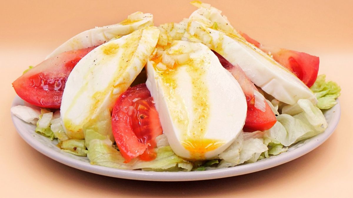 Układam wszystkie składniki na talerzu i polewam dressingiem.