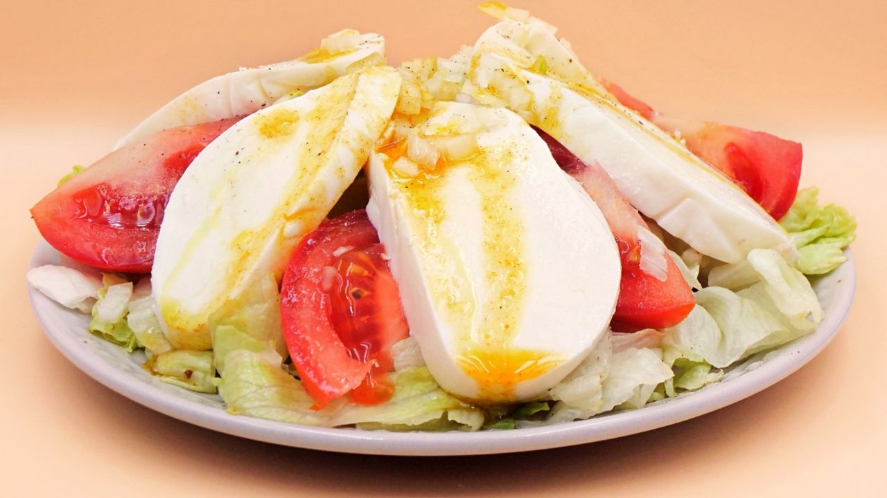 Mieszam z oliwą i polewam mozzarellę. Tak pysznej sałatki nie znajdziesz w żadnej restauracji
