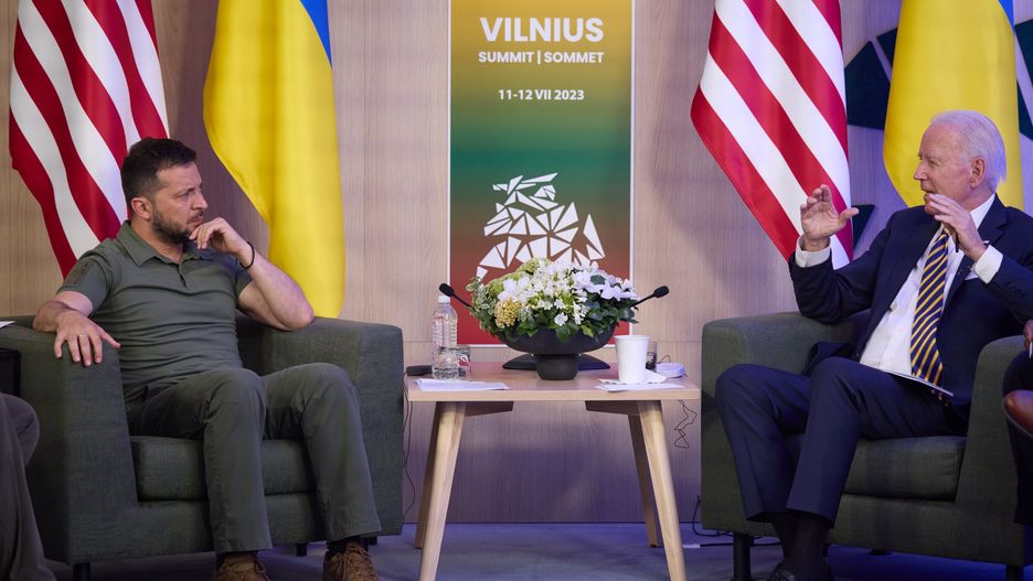 Szczyt NATO w Wilnie. Po lewej prezydent Ukrainy Wołodymyr Zełenski, po prawej - prezydent USA Joe Biden