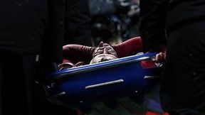 Znieśli piłkarza Liverpoolu na noszach. Dramat Oxlade'a-Chamberlaina (galeria)