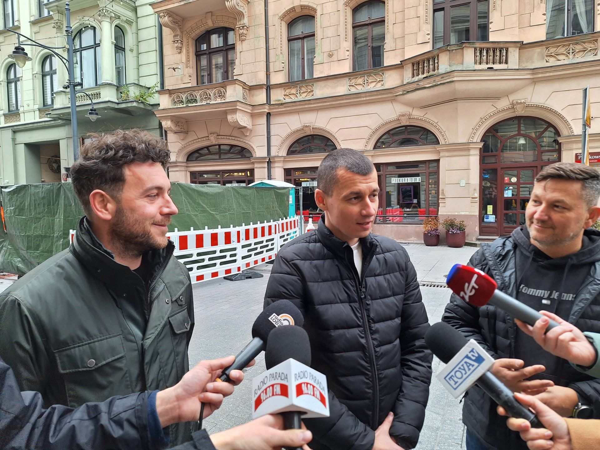 Rozpoczął się montaż słupków na Piotrkowskiej