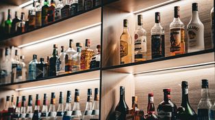 Poznań: Nielegalny alkohol na Starym Mieście. Sprzedawał go jeden z pubów