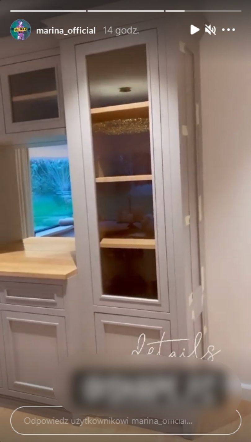 Marina Łuczenko prezentuje kolejne pomieszczenia w domu z windą